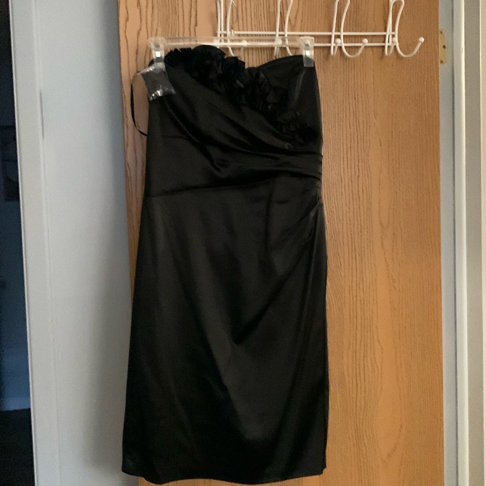 Cocktail dress can be worn strapless or with straps
